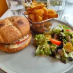 Burger charolais à la crème fromagère, frites maison et salade
