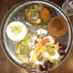 Assiette végétarienne, steak végétarien, riz et légumes du moment