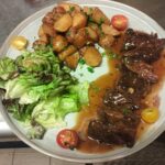 Émincé de boeuf, pommes grenaille sautées sauce au poivre 