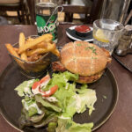 ファームハウスバーガー、クリスピーチキン、ハニーマスタードソース、自家製フライドポテト、サラダ付き